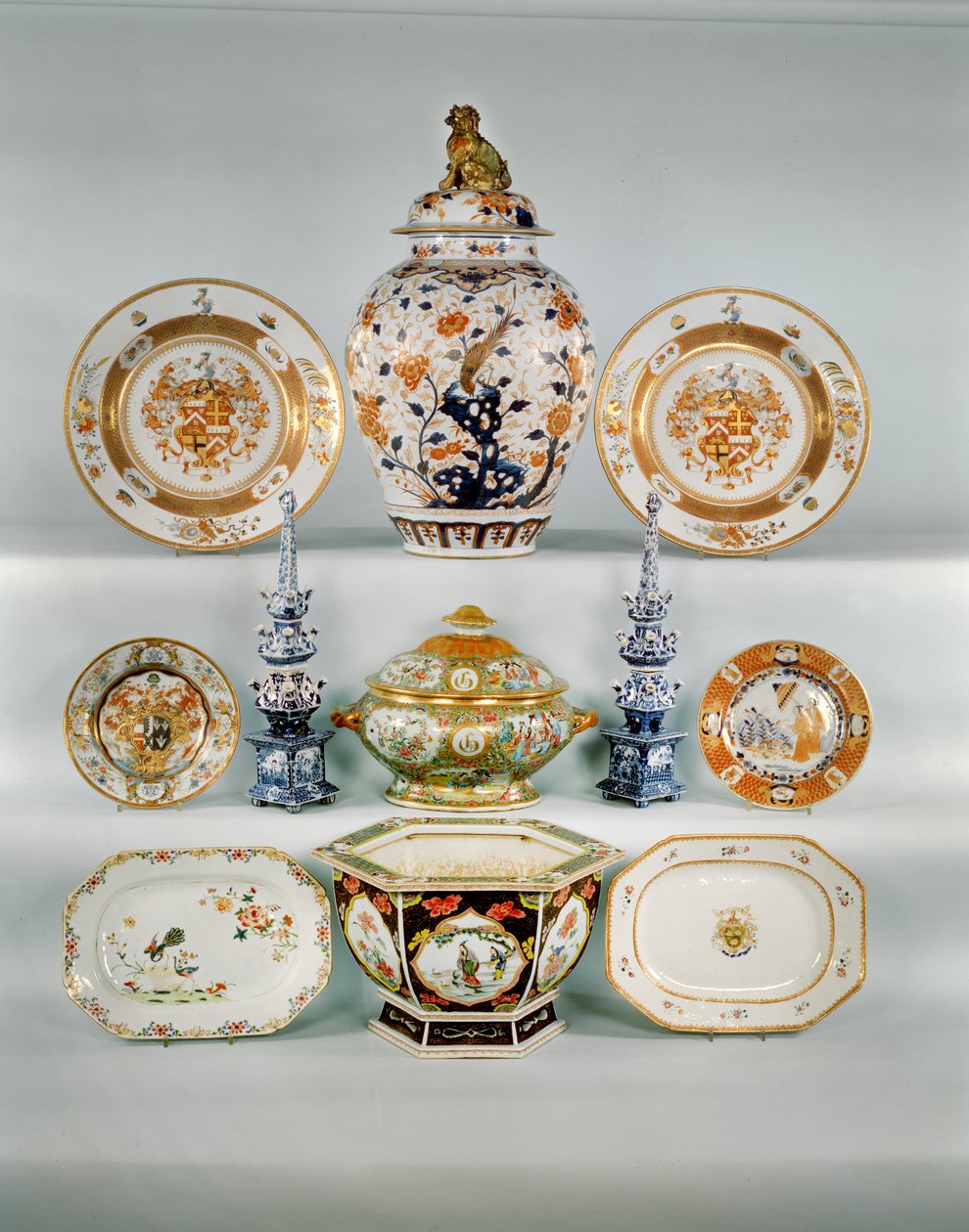 Wazon tralkowy Imari; Naczynie herbarskie z różą verte, ok. 1724; Famille róża bomba waza i pokrywa; Dwa niebieskie i białe wazony z tulipanami; talerz herbowy Famille Rose; talerz Imari autorstwa Corneliusa Prenka; Podłużne naczynie Famille Rose; Famille  autorstwa Qing Dynasty Chinese School