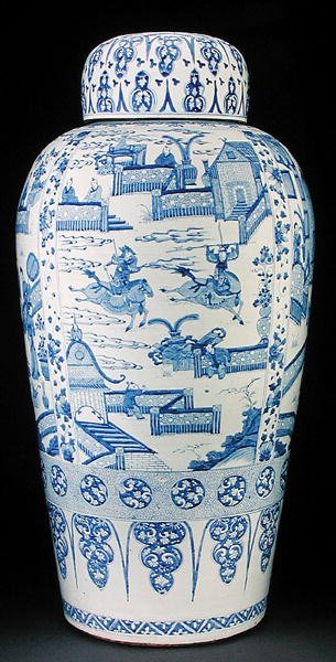 Jeden z pary niebiesko-białych wazonów żołnierskich autorstwa Qing Dynasty Chinese School