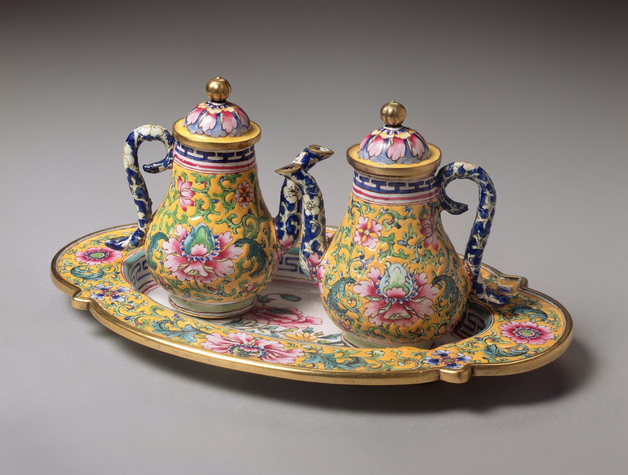 Para miniaturowych patyczków i tacki, okres Qianlong (1736-95) (emalia) autorstwa Qing Dynasty Chinese School
