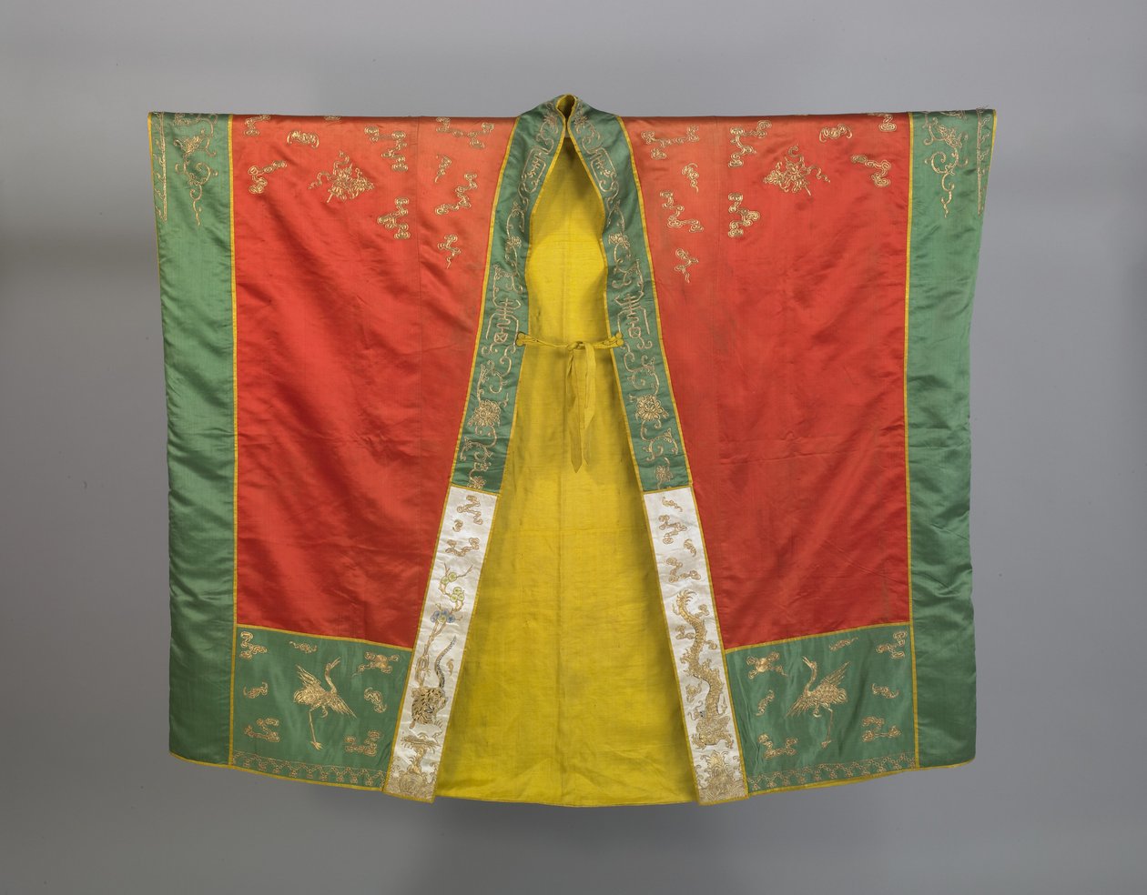 Szata lub "szata zejścia" dla kapłana taoistycznego pierwszego stopnia, koniec XIX wieku (haftowany jedwab z jedwabnymi i metalicznymi nićmi) autorstwa Qing Dynasty Chinese School