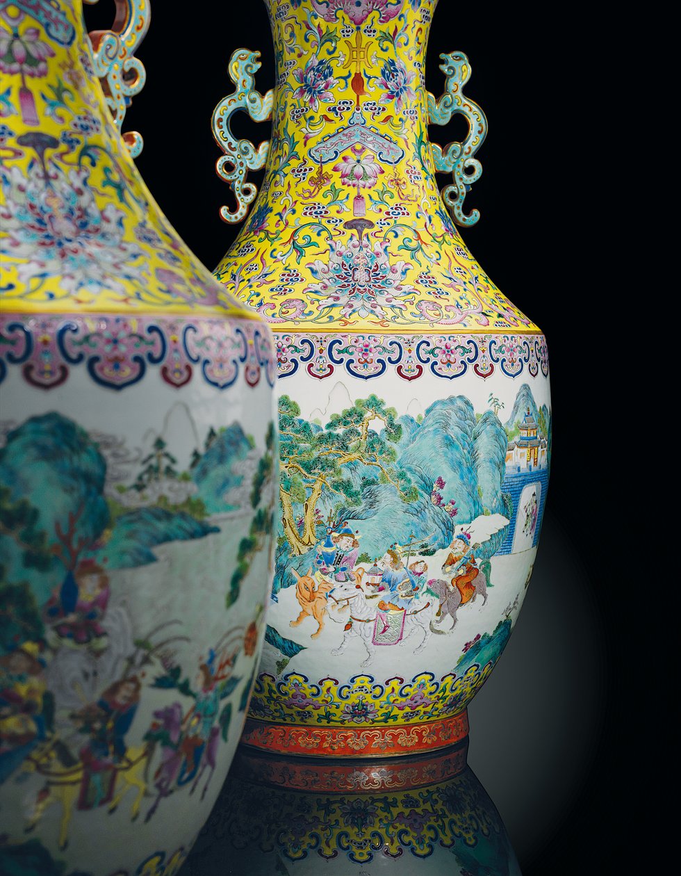 Para cesarskich wazonów z różami (ceramiczne) autorstwa Qing Dynasty   Jiaqing Period Chinese School