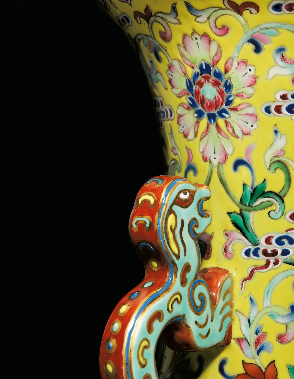 Fragment jednego z pary wazonów z różami cesarskiej rodziny (ceramiczne) autorstwa Qing Dynasty   Jiaqing Period Chinese School