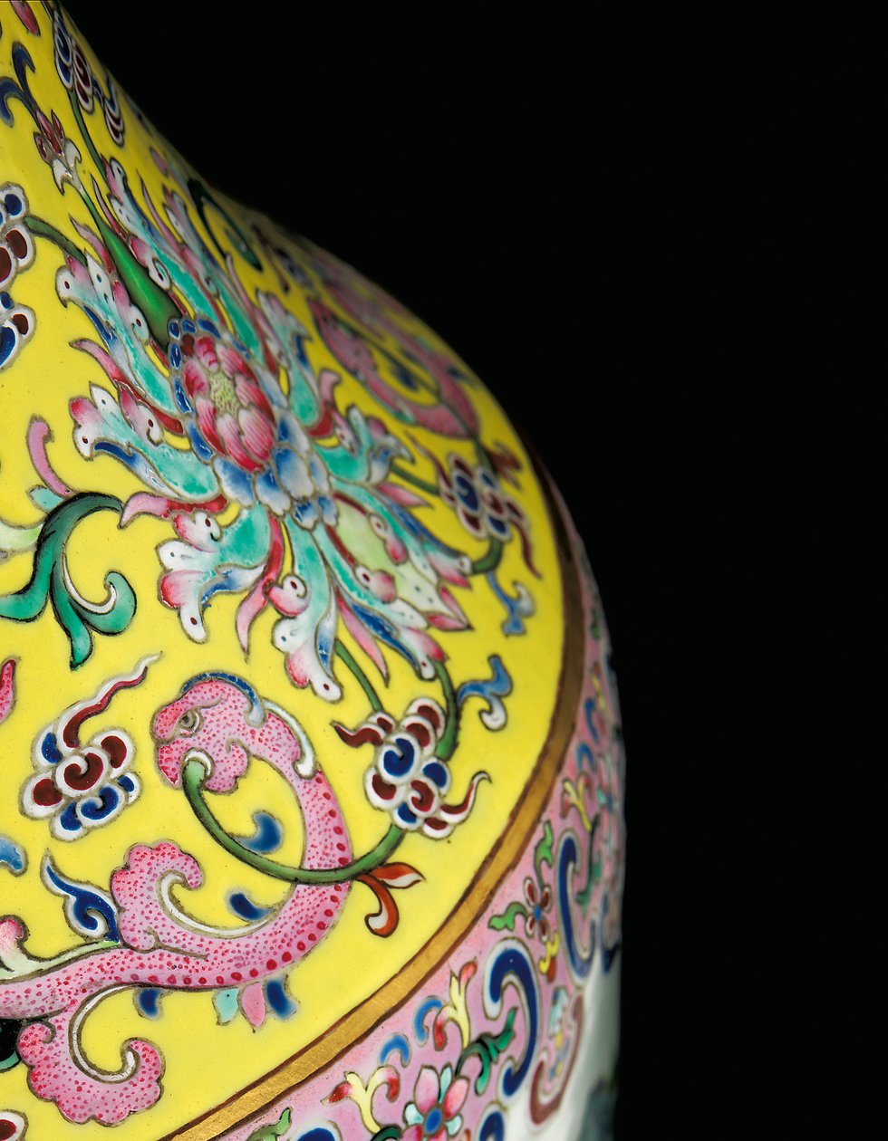 Fragment jednego z pary wazonów z różami cesarskiej rodziny (ceramiczne) autorstwa Qing Dynasty   Jiaqing Period Chinese School