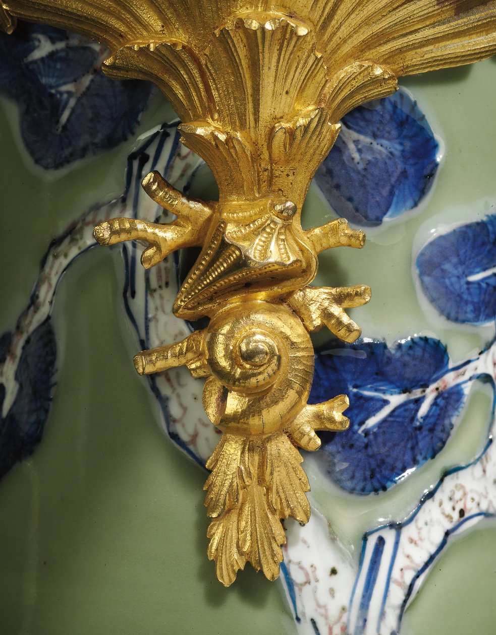 Jeden z pary dzbanów Ludwika XV, porcelana 1662-1722, oprawy ok. 1745-49 (porcelana nasadzana na ormolu) autorstwa Qing Dynasty   Kangxi Period Chinese