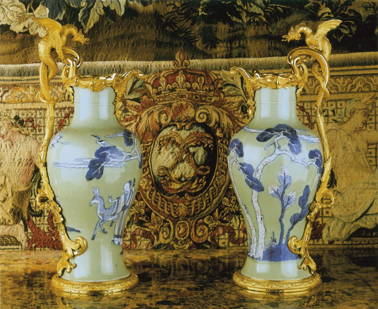 Para dzbanów w stylu Ludwika XV, porcelana 1662-1722, oprawy ok. 1745-49 (porcelana nasadzana na ormolu) autorstwa Qing Dynasty   Kangxi Period Chinese School