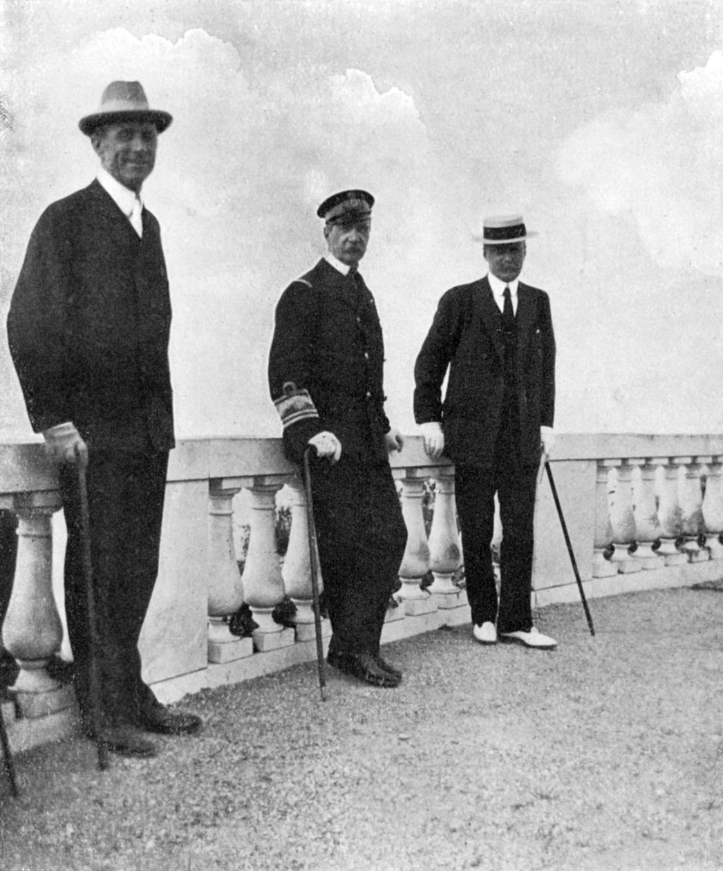 Król Grecji Jerzy I z komandorem Keppelem i Lordem Howe, Korfu, Grecja, 1908. autorstwa Queen Alexandra