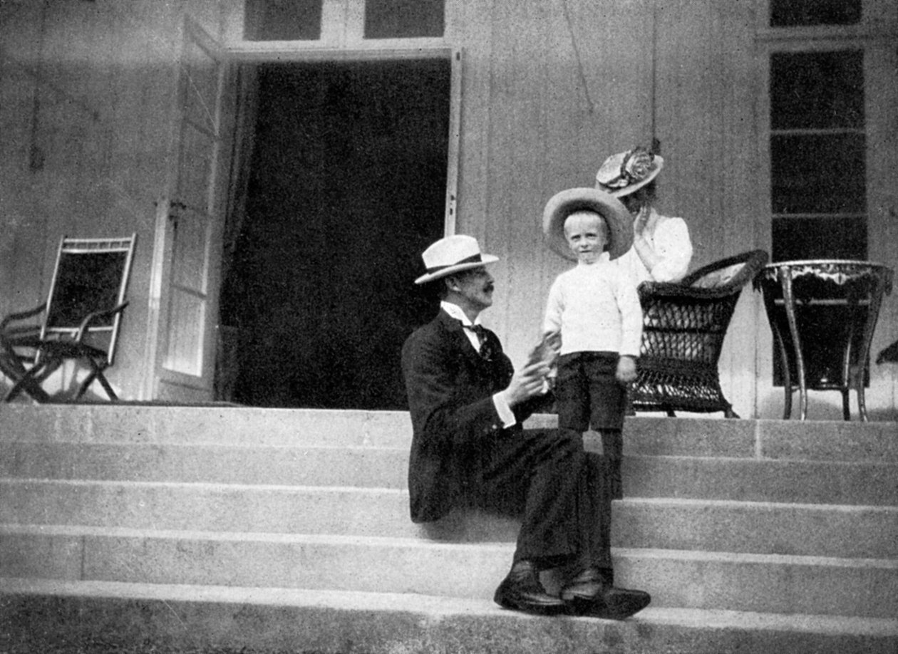 Król Norwegii Haakon VII, jego syn Olav i księżniczka Wiktoria w Bygdøy, Norwegia, 1908. autorstwa Queen Alexandra