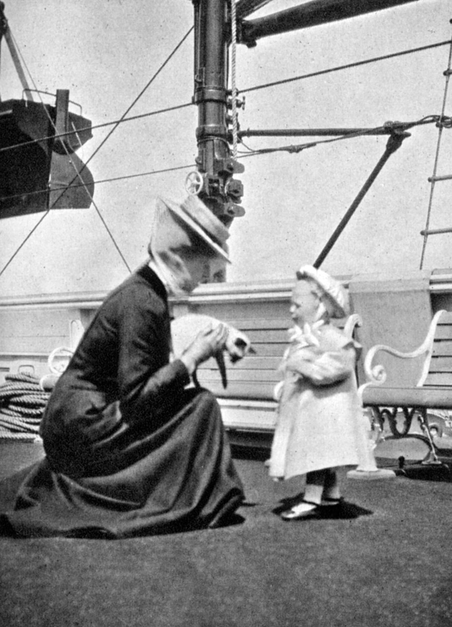 Księżniczka Wiktoria 1868-1935 z księciem Norwegii Olavem 1903-1991, 1908. autorstwa Queen Alexandra