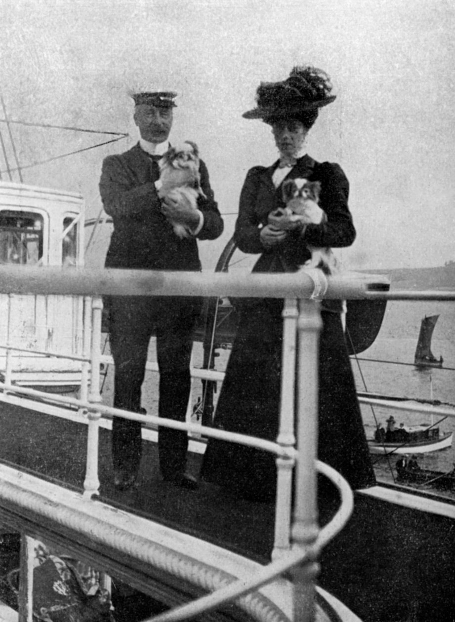 Księżniczka Wiktoria 1868-1935 z psami Queens, 1908. autorstwa Queen Alexandra