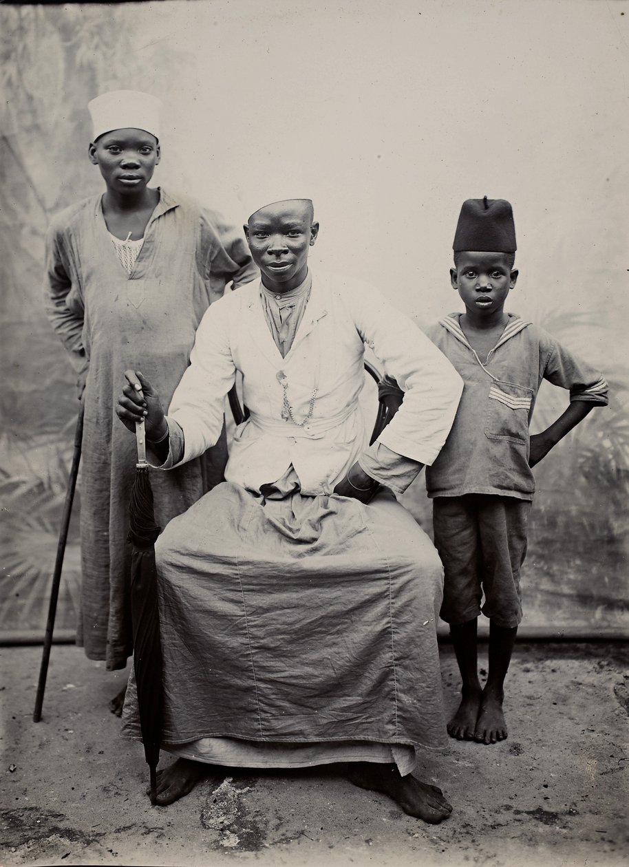 Mężczyzna i dwóch chłopców, Tanzania (odbitka żelatynowo-srebrowa) autorstwa R. V. Pereira