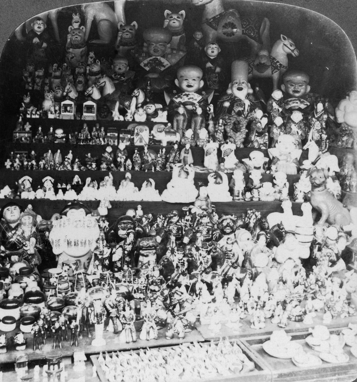 Sklep z zabawkami w Kioto, Japonia, 1901 autorstwa R. Y. Young