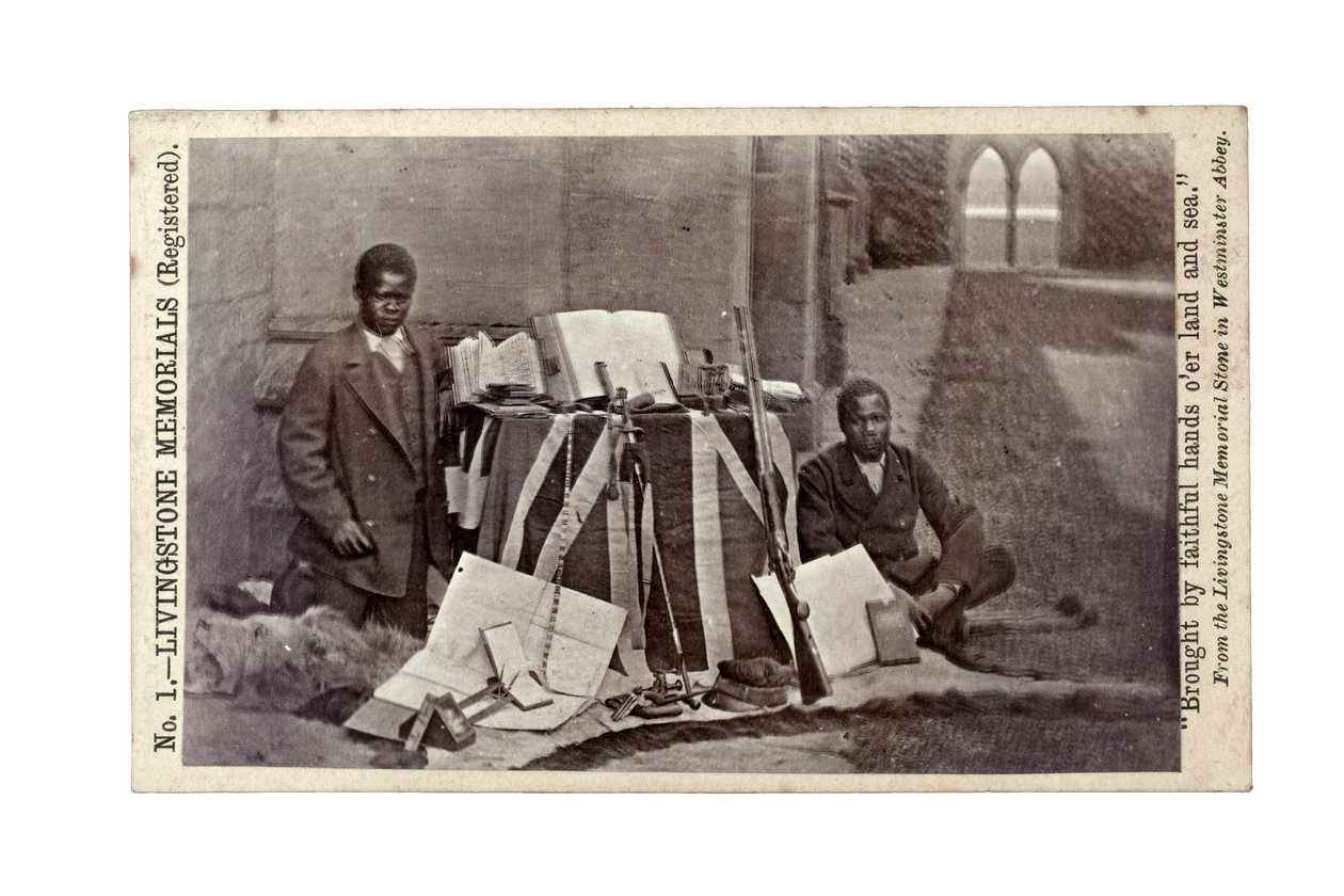 James Chuma i Abdullah Susi z artefaktami Davida Livingstone