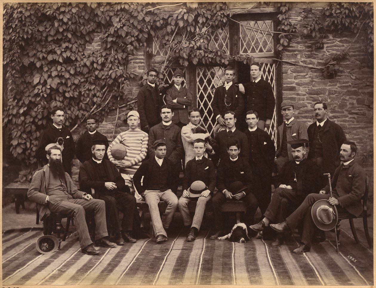 Uczniowie i nauczyciele wyższych klas w Bishop Cotton School w Shimli (verso) autorstwa Raja Deen Dayal