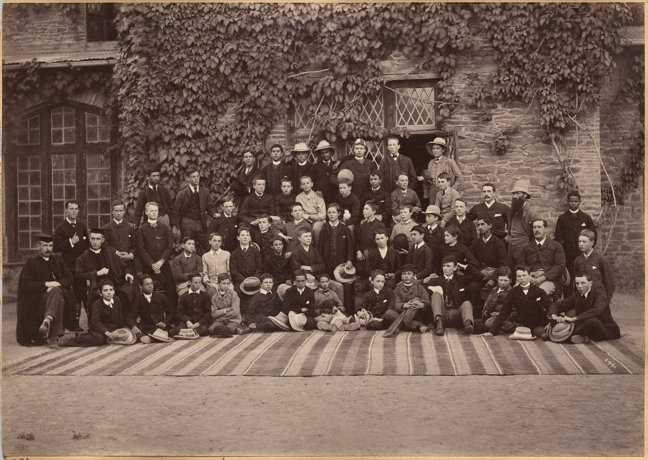 Uczniowie i personel klas średnich, Bishop Cotton School, Shimla (odwrocie) autorstwa Raja Deen Dayal