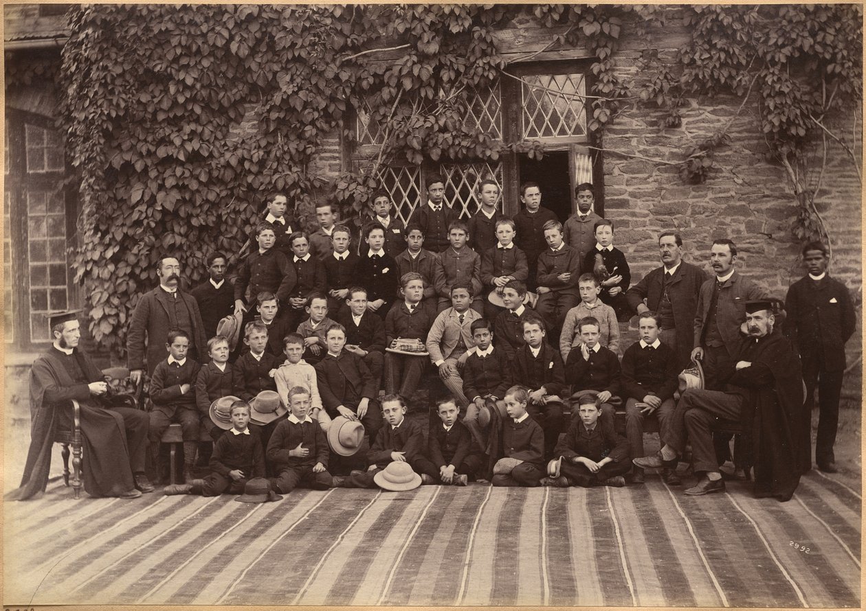 Klasa szkoły podstawowej, Bishop Cotton School, Shimla (awers) autorstwa Raja Deen Dayal