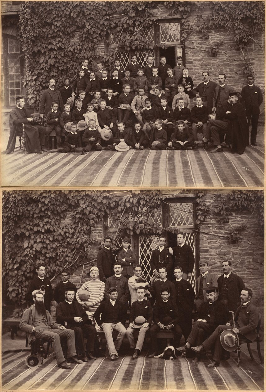 Klasa podstawowa Bishop Cotton School, Shimla (recto); uczniowie i nauczyciele klas wyższych Bishop Cotton School, Shimla (verso) autorstwa Raja Deen Dayal
