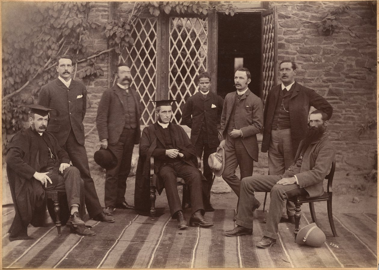 Dyrektor i nauczyciele Bishop Cotton School, Shimla (awers) autorstwa Raja Deen Dayal