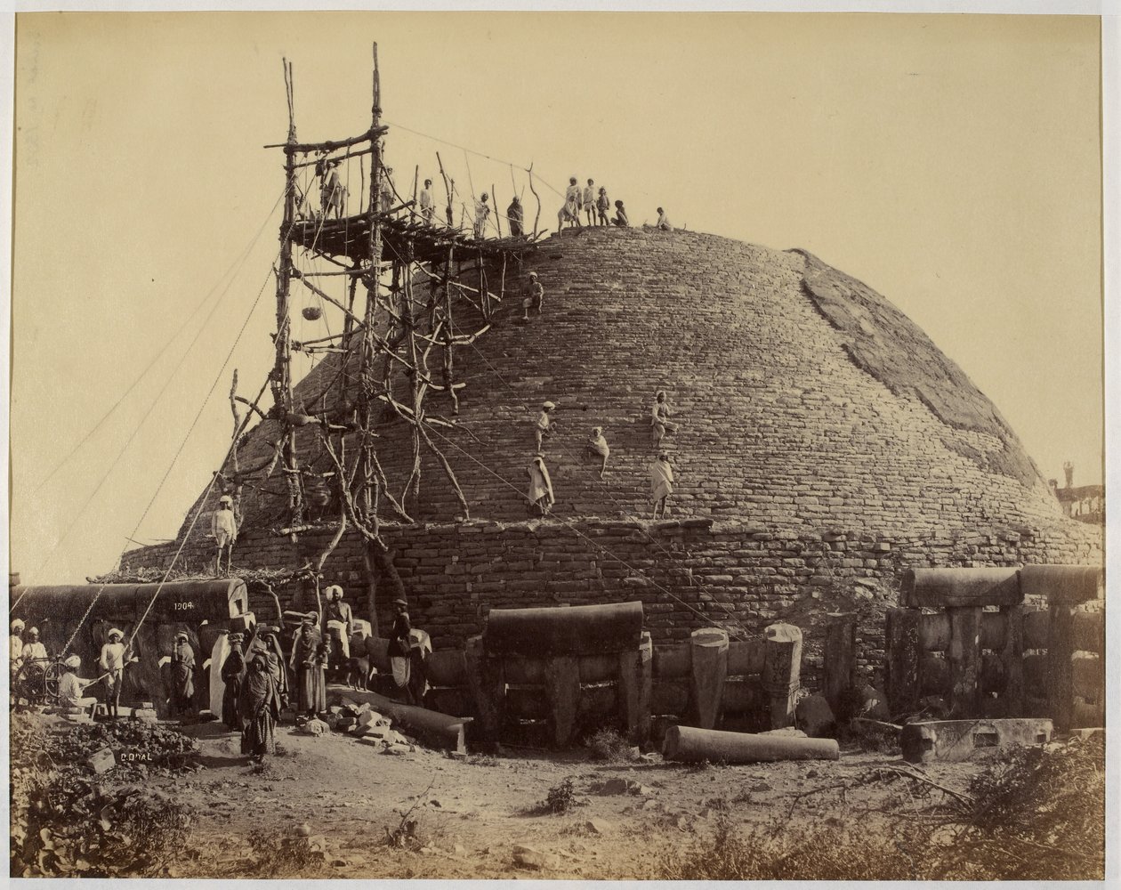 Stupa Sanchi od strony płd-zach w trakcie remontu autorstwa Raja Deen Dayal