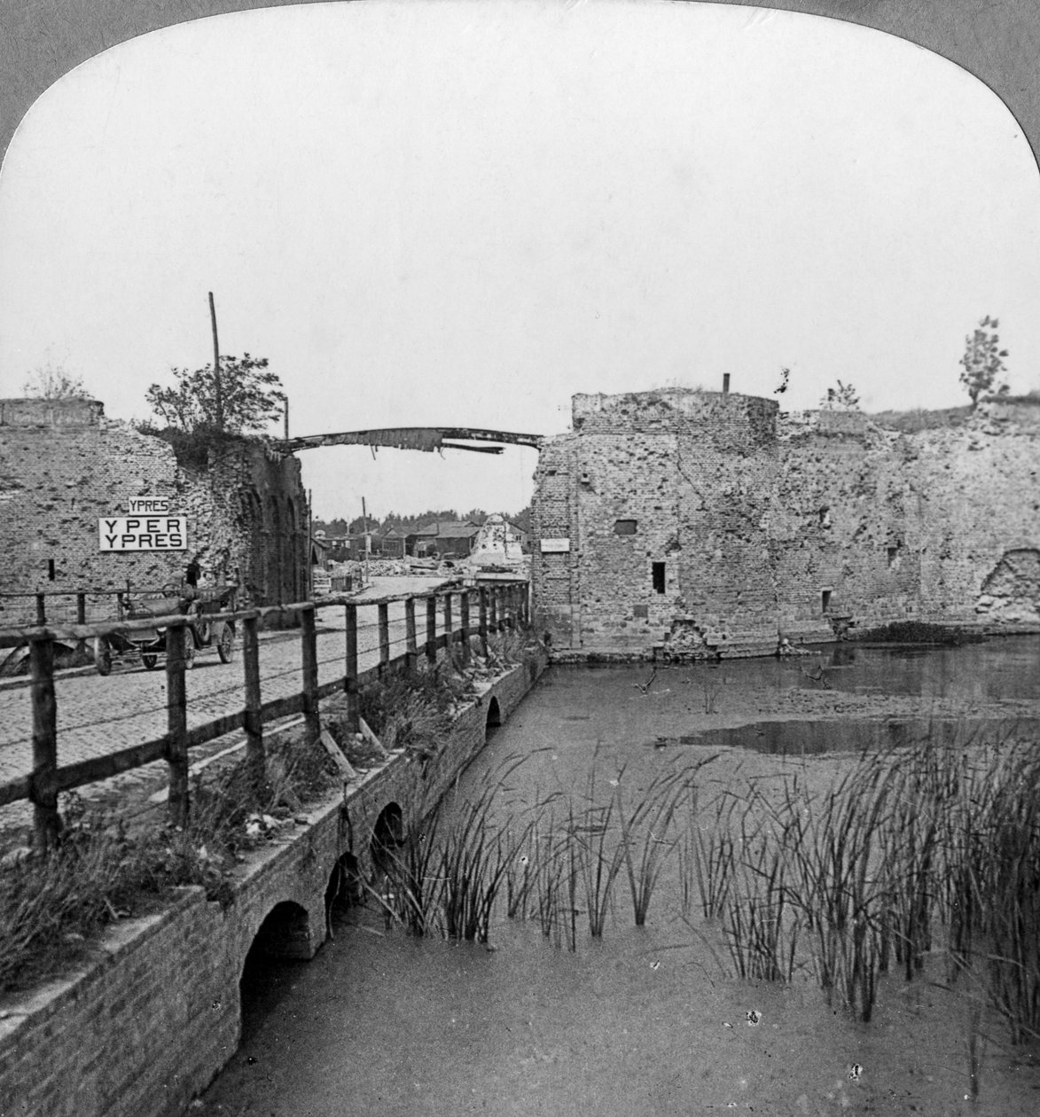 XIV-wieczne mury obronne i brama Lille, Ypres, Belgia, I wojna światowa, c1914-c1918. autorstwa Realistic Travels Publishers