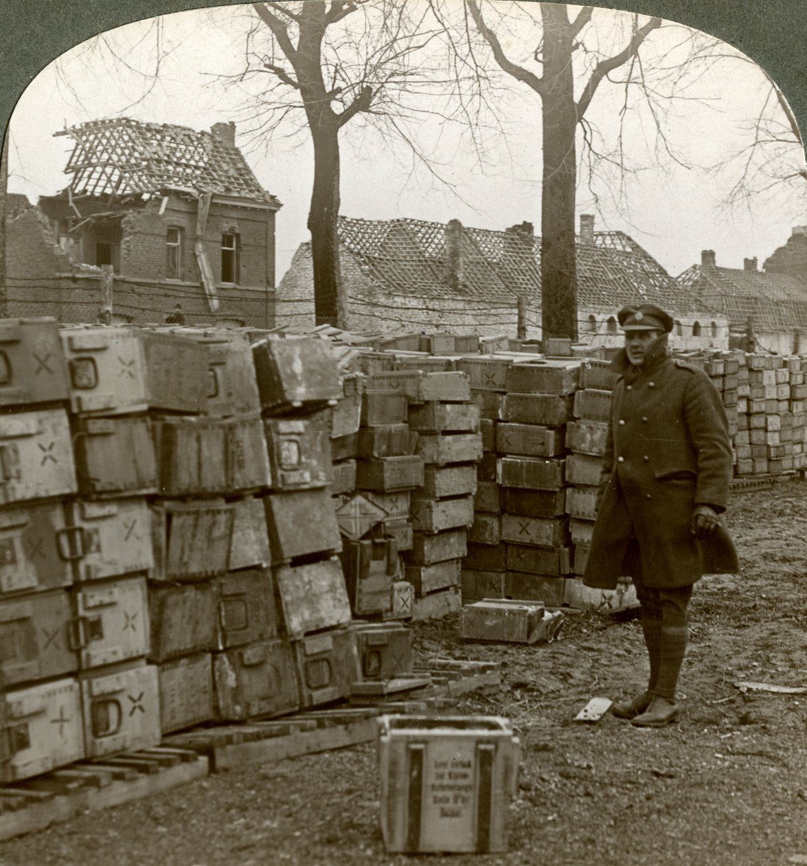 Porzucona niemiecka amunicja w pobliżu Cambrai, I wojna światowa, 1914-1918. autorstwa Realistic Travels Publishers