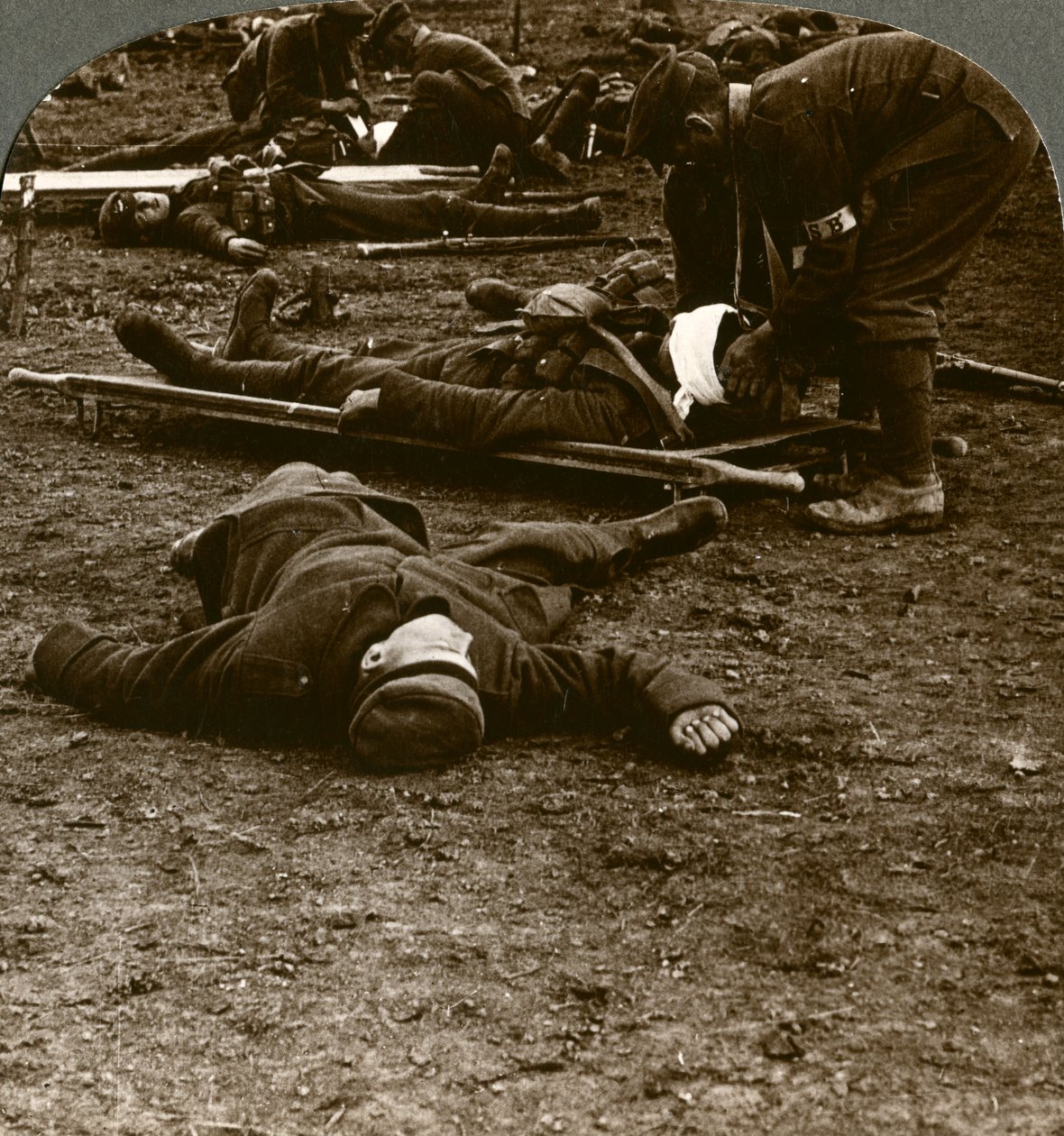 Po burzy i stresie walki opieka nad rannymi, I wojna światowa, 1914-1918. autorstwa Realistic Travels Publishers