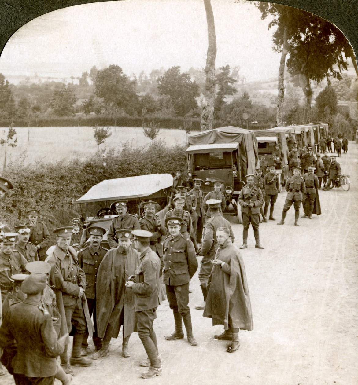 Konwój z amunicją zaparkowany na pasie Flandrii w oczekiwaniu na rozkazy, I wojna światowa, 1914-1918. autorstwa Realistic Travels Publishers
