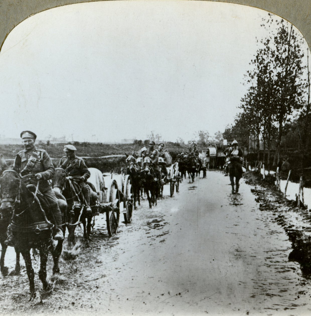 Artyleria przedziera się przez błoto do Gommecourt we Francji, I wojna światowa, c1914-c1918 autorstwa Realistic Travels Publishers