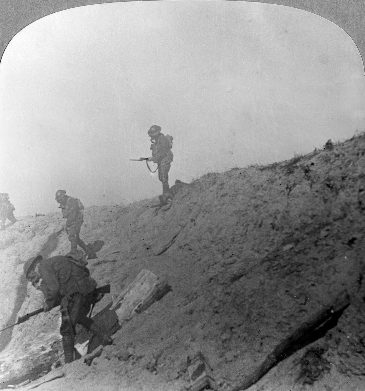 Wojska brytyjskie nacierające na gaz, Passchendaele, Ypres, Belgia, I wojna światowa, c1914-c1918 autorstwa Realistic Travels Publishers
