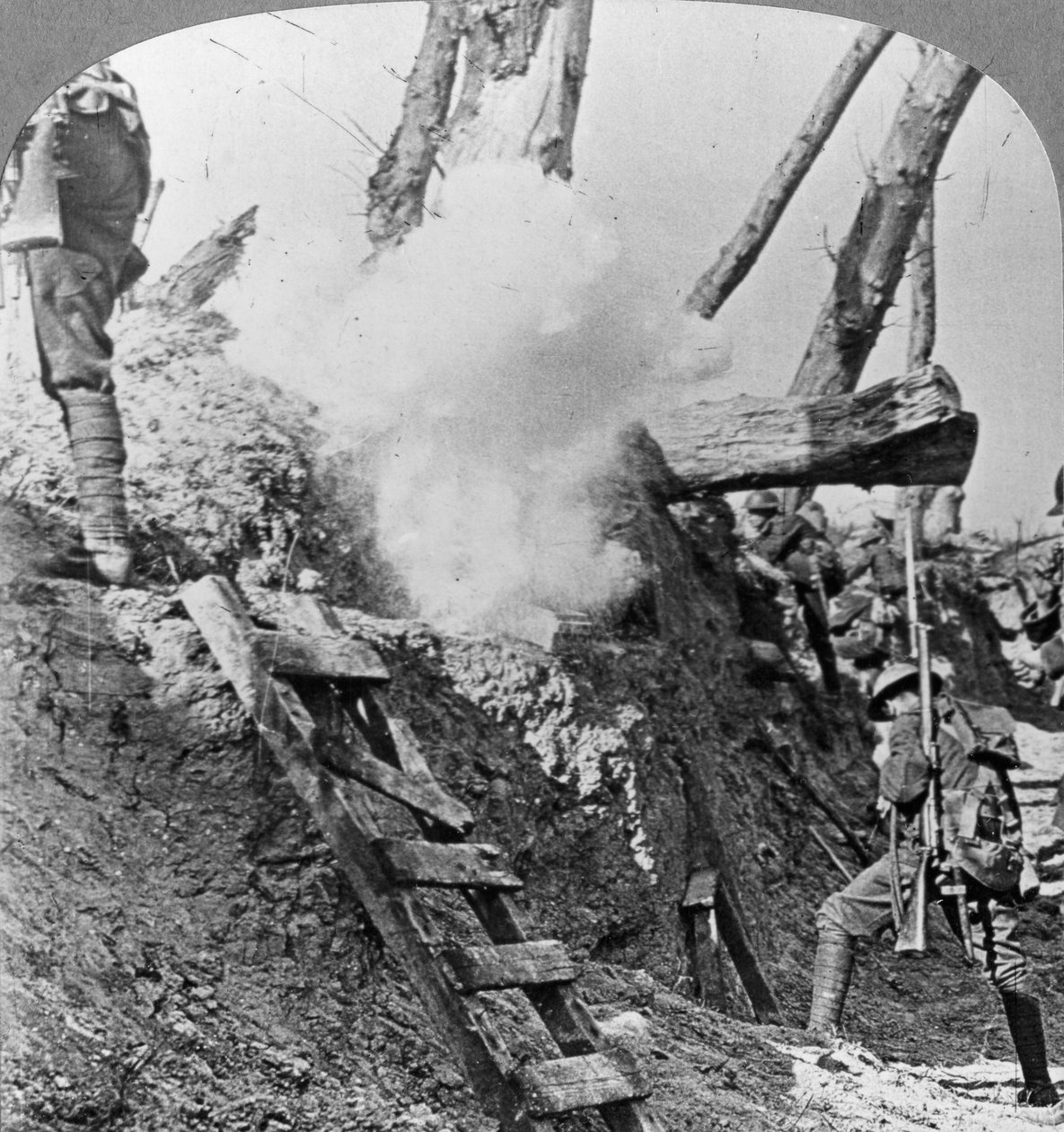 Wojska brytyjskie przechodzą przez szczyt, Flandria, Belgia, I wojna światowa, c1914-c1918 autorstwa Realistic Travels Publishers