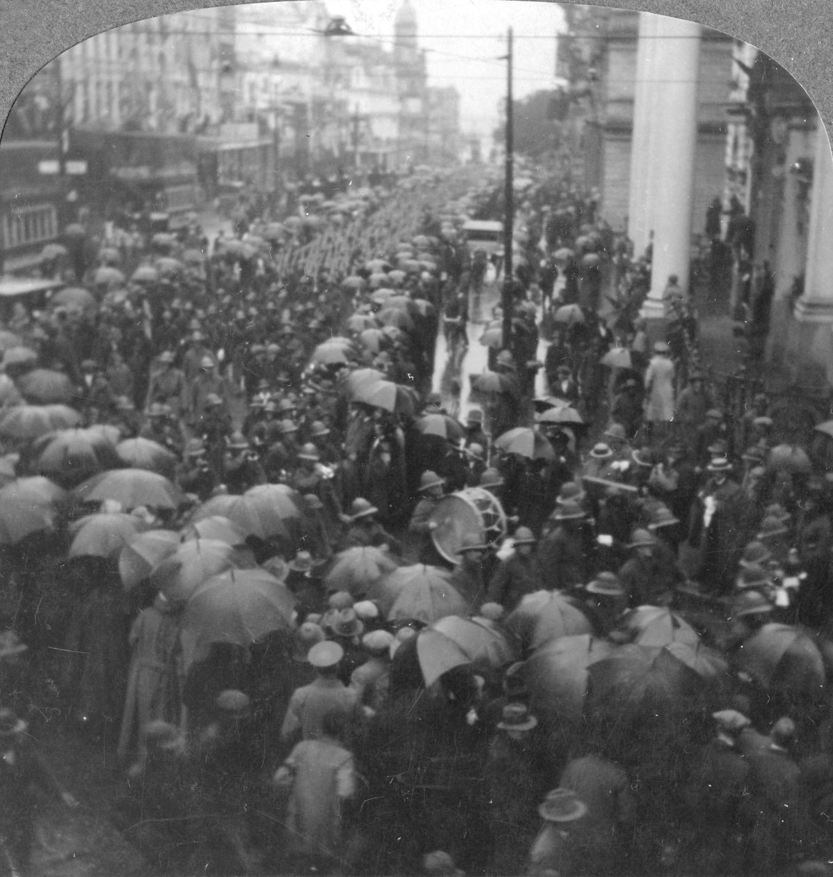 Wojska brytyjskie paradujące na Adderley Street, Kapsztad, RPA, I wojna światowa, c1914-c1918 autorstwa Realistic Travels Publishers