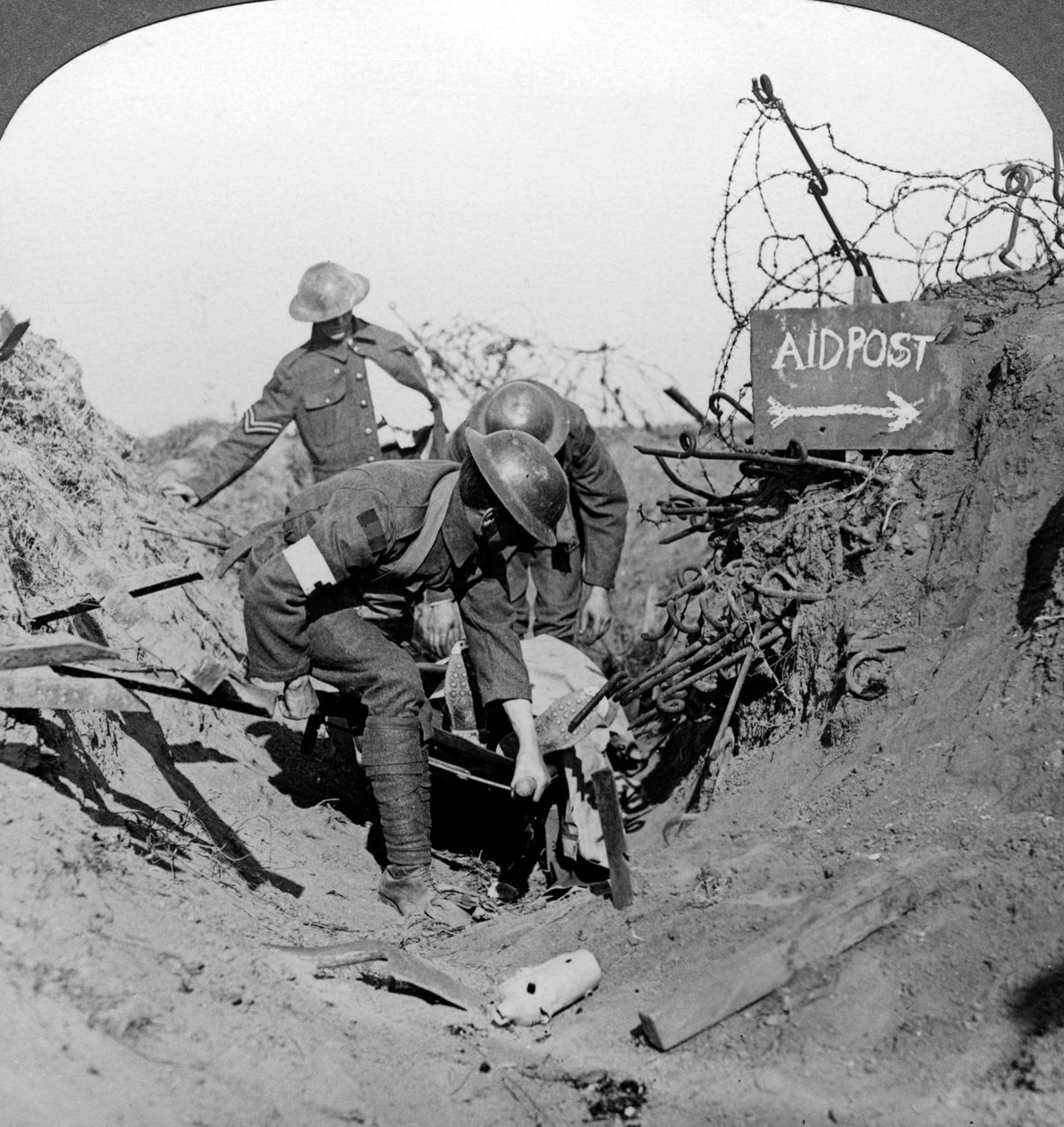 Przenoszenie rannego żołnierza do punktu pierwszej pomocy, Passchendaele, Belgia, I wojna światowa, 1914-1918. autorstwa Realistic Travels Publishers