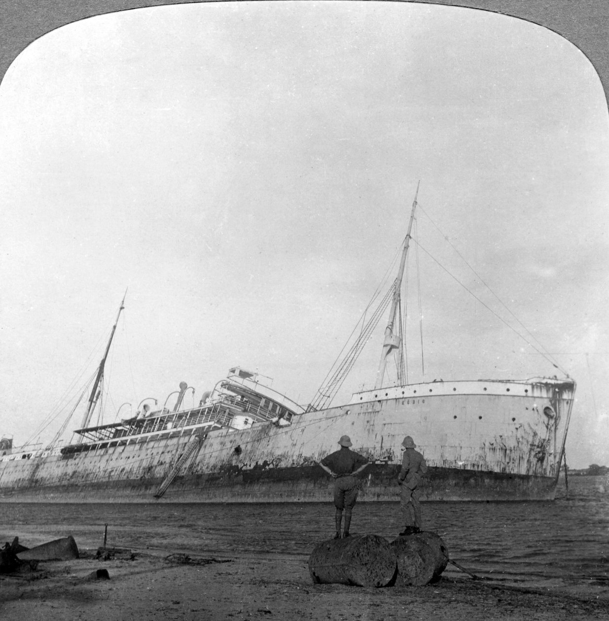 Niemiecki krążownik zatonął w Dar es Salaam, Tanzania, I wojna światowa, 1914-1918. autorstwa Realistic Travels Publishers