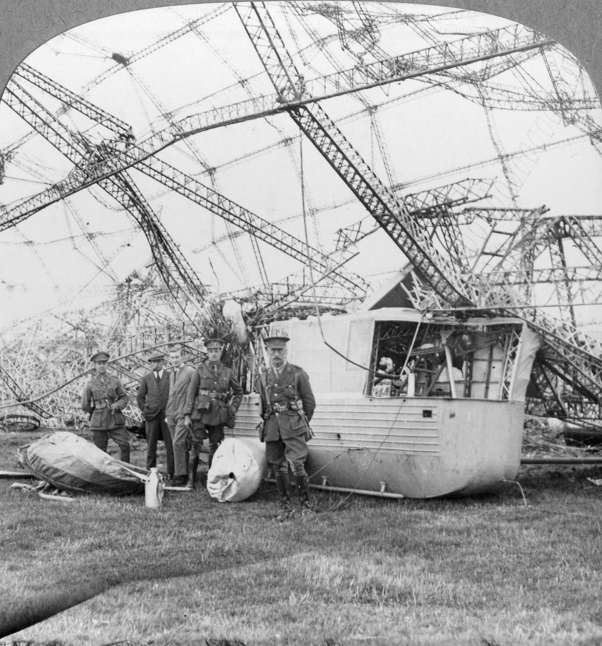 Gondola Zeppelina zestrzelona u wybrzeży Essex, I wojna światowa, 1916 autorstwa Realistic Travels Publishers