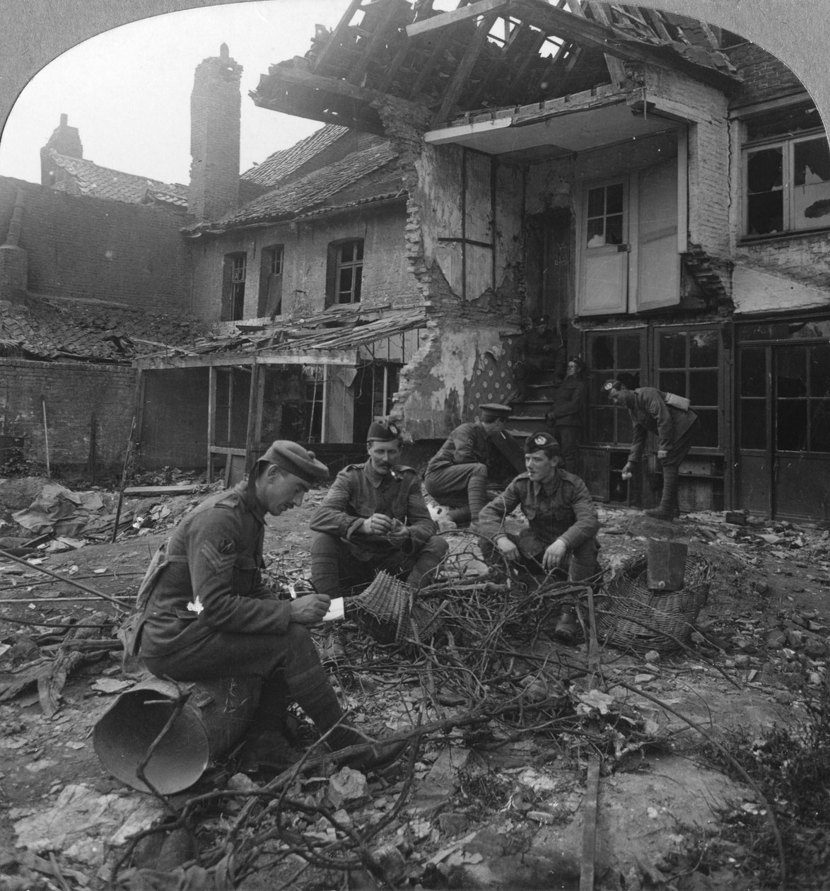 Domy zniszczone przez niemiecki ostrzał artyleryjski, Ypres salient, Belgia, I wojna światowa, c1914-c1918 autorstwa Realistic Travels Publishers