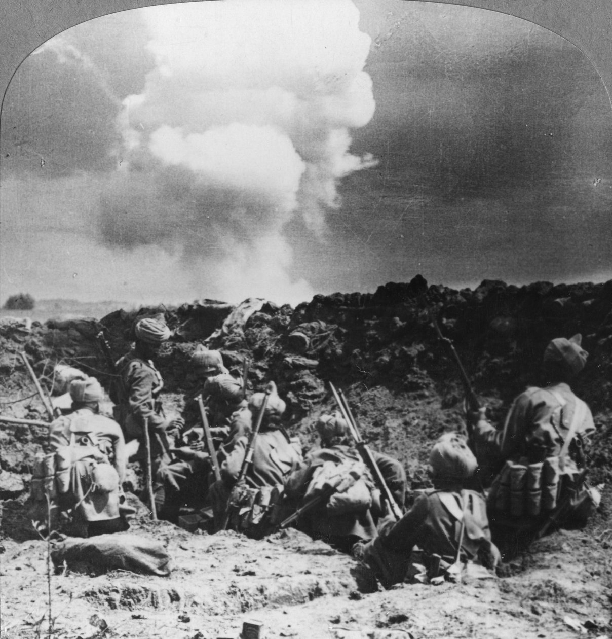 Indyjskie bombowce trzymające ważny rów w pobliżu Neuve Chapelle we Francji, I wojna światowa, c1914-c1918 autorstwa Realistic Travels Publishers