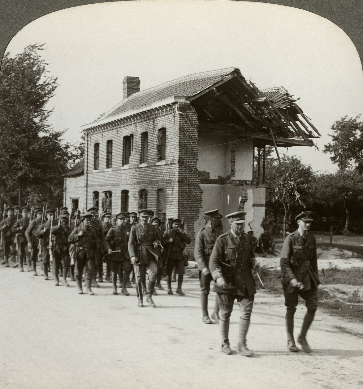 Terytoria londyńskie w marszu, La Bassee Road, północna Francja, I wojna światowa, 1914-1918. autorstwa Realistic Travels Publishers