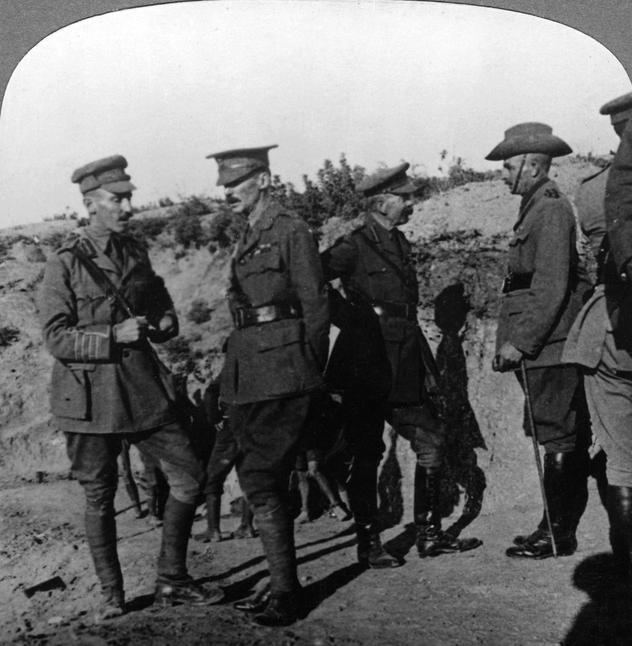 Lord Kitchener omawia sytuację w Gallipoli z oficerami ANZAC, I wojna światowa, 1915-1916. autorstwa Realistic Travels Publishers