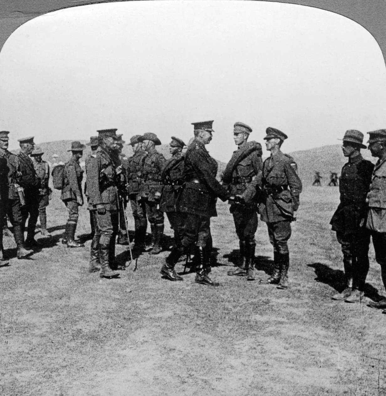 Lord Kitchener chwali żołnierzy za ich ataki na Dardanele, I wojna światowa, 1915-1916. autorstwa Realistic Travels Publishers