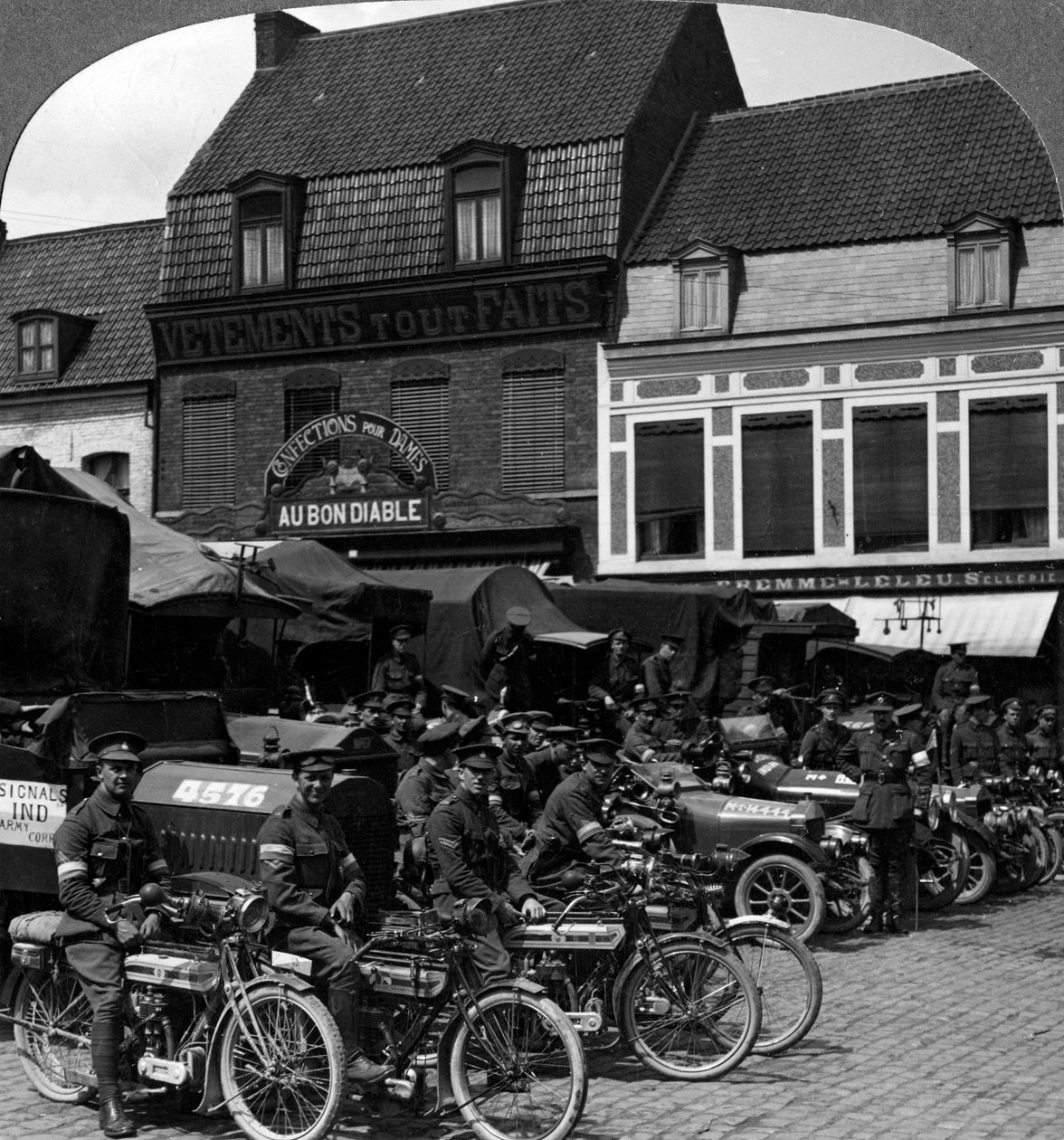 Samochody ciężarowe i motocykle Korpusu Armii Indyjskiej, Merville, Francja, I wojna światowa, 1914-1918. autorstwa Realistic Travels Publishers