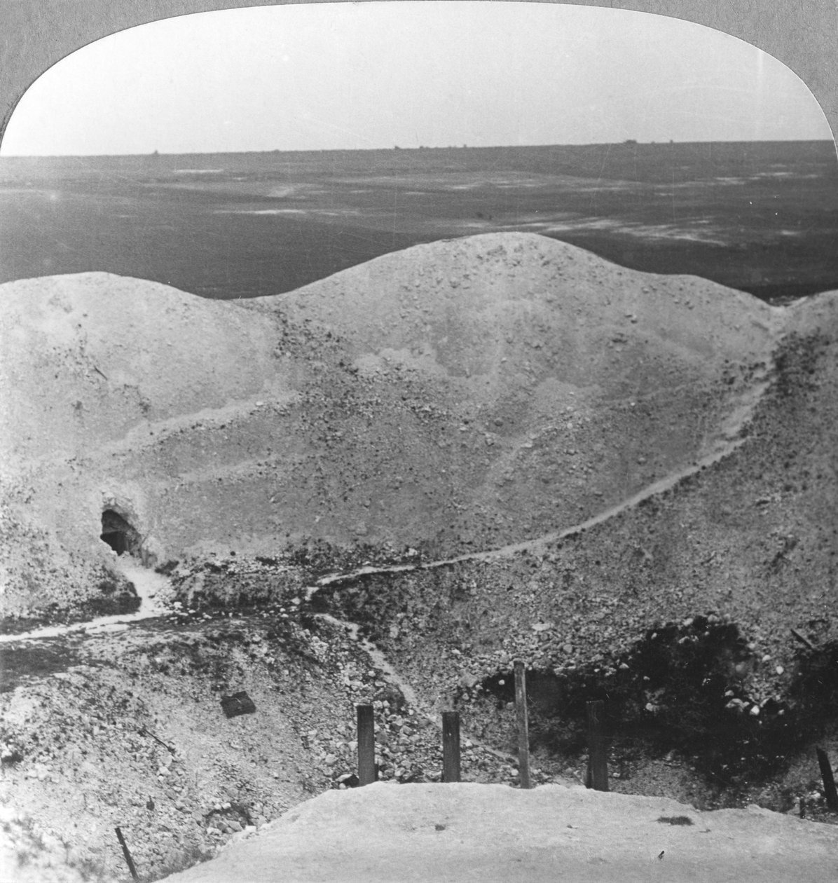 Krater kopalni w La Boiselle, Somma, Francja, I wojna światowa, c1916-c1918 autorstwa Realistic Travels Publishers