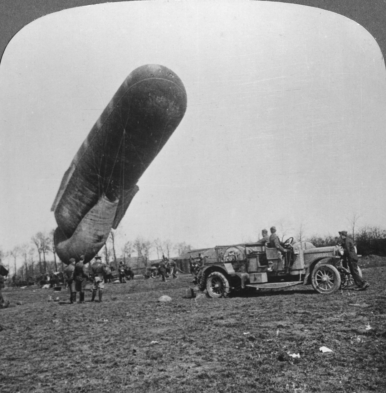 Balon obserwacyjny ma się wznieść, I wojna światowa, c1914-c1918. autorstwa Realistic Travels Publishers