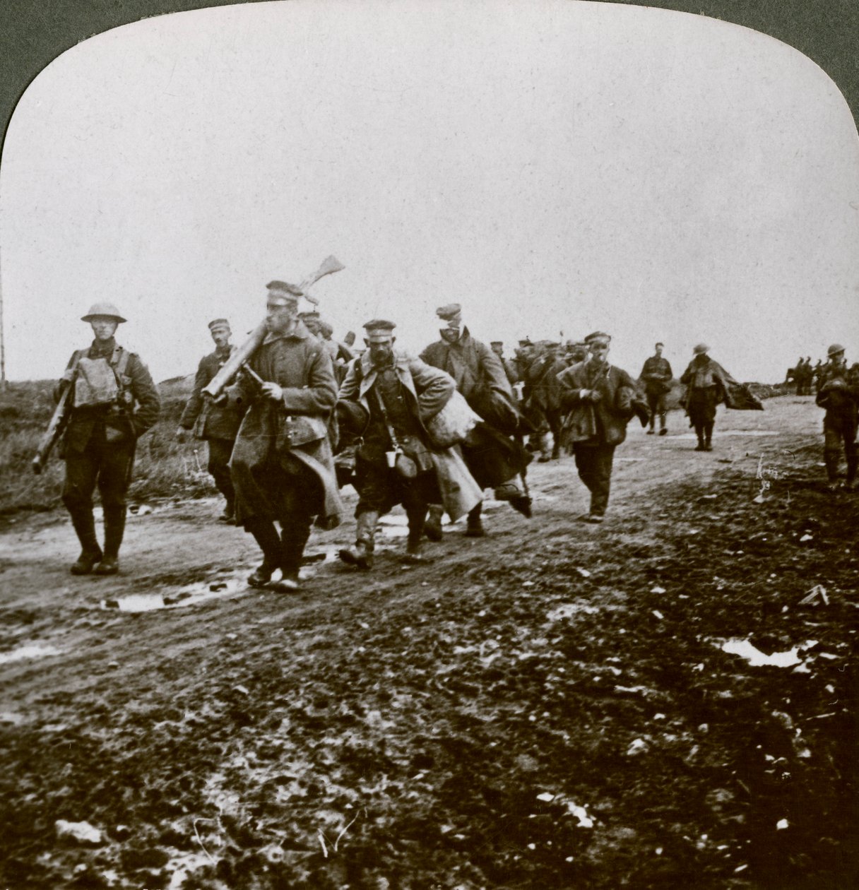 Prusacy schwytani przez Old Contempibles w ataku na Pozieres, I wojna światowa, 1914-1918. autorstwa Realistic Travels Publishers