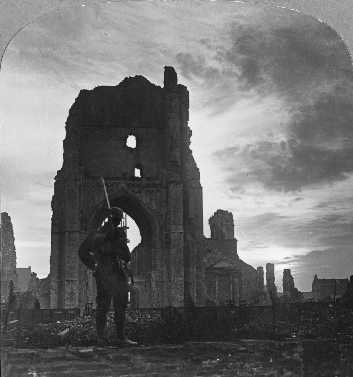 Ruiny Ypres, Flandria, Belgia, I wojna światowa, c1914-c1918 autorstwa Realistic Travels Publishers