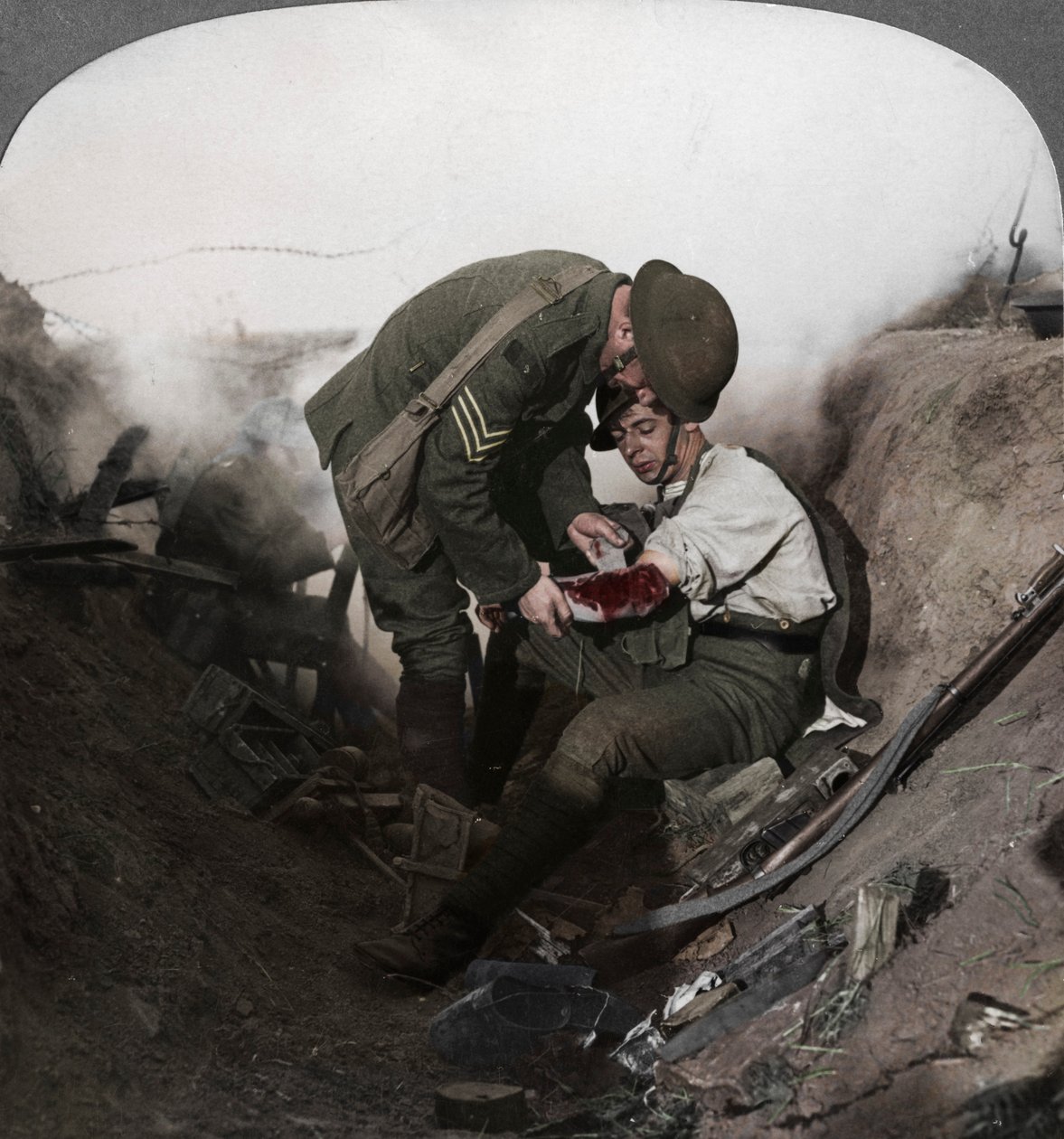 Żołnierz otrzymujący pierwszą pomoc od sierżanta w soku, bitwa pod Peronne, I wojna światowa, 1914-1918 autorstwa Realistic Travels Publishers