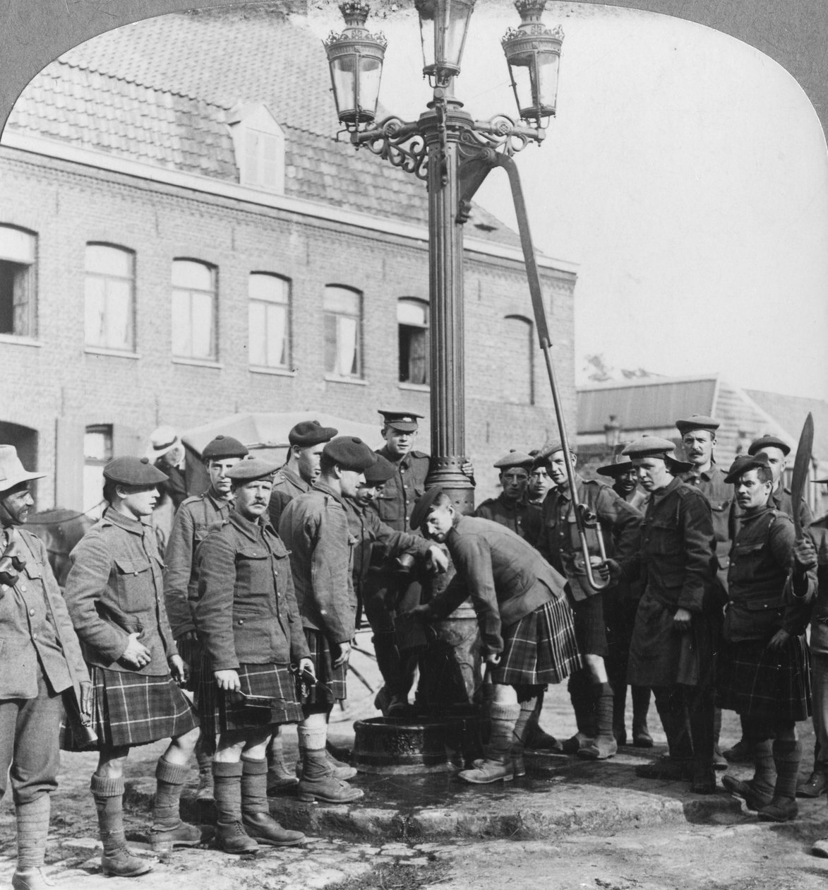Żołnierze napełniający butelki z wodą przy pompie miejskiej La Gorgue, Francja, I wojna światowa, c1914-c1918 autorstwa Realistic Travels Publishers