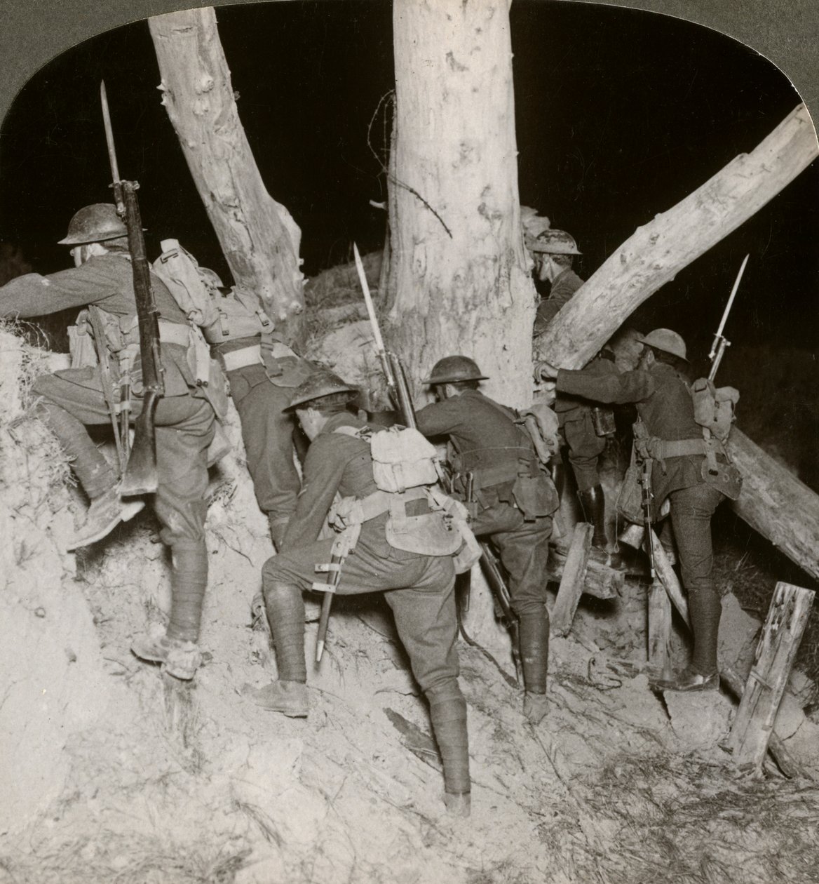 Żołnierze opuszczający rów podczas nocnego nalotu na Messines, Belgia, I wojna światowa, 1914-1918. autorstwa Realistic Travels Publishers