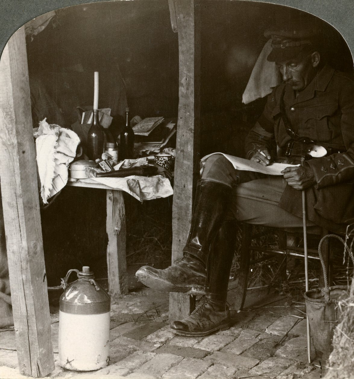 Oficer sztabowy w ziemiance badający szczegóły przed ofensywą, I wojna światowa, 1914-1918 autorstwa Realistic Travels Publishers