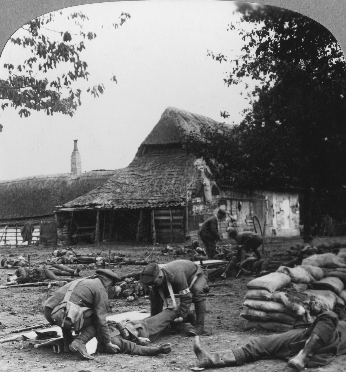 Nosze opiekujące się rannymi w improwizowanym punkcie pierwszej pomocy, I wojna światowa, c1914-c1918. autorstwa Realistic Travels Publishers