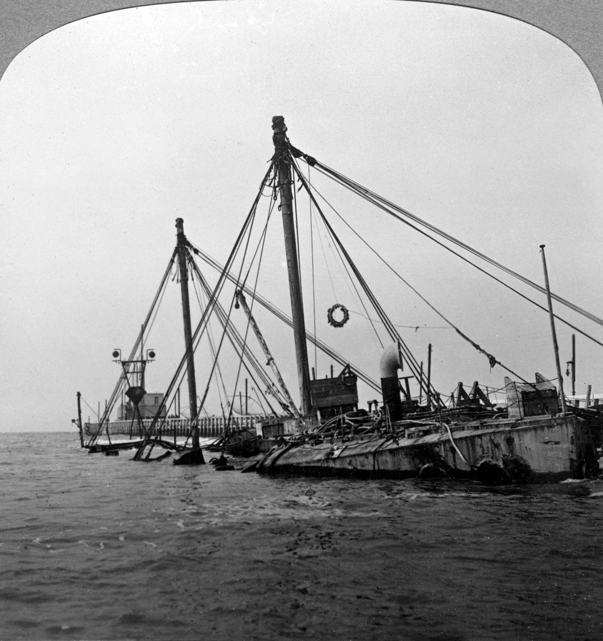 Zatopiony okręt wojenny HMS Vindictive, Ostenda, Belgia, I wojna światowa, 1918. autorstwa Realistic Travels Publishers