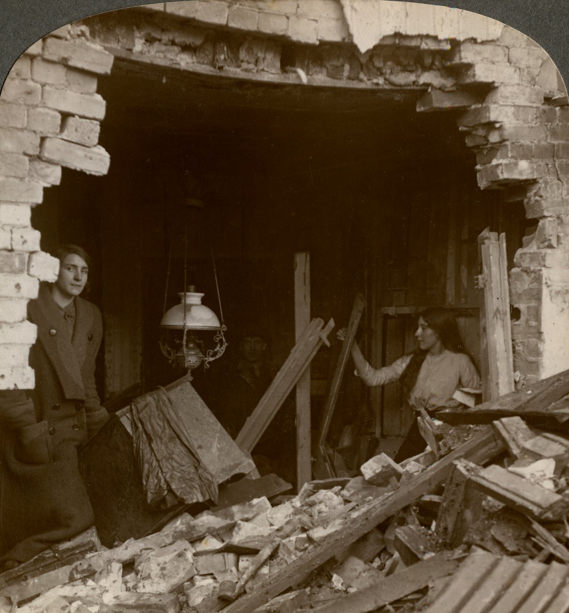 Zniszczenia wyrządzone przez niemiecką bombę Zeppelin, I wojna światowa, 1914-1918. autorstwa Realistic Travels Publishers